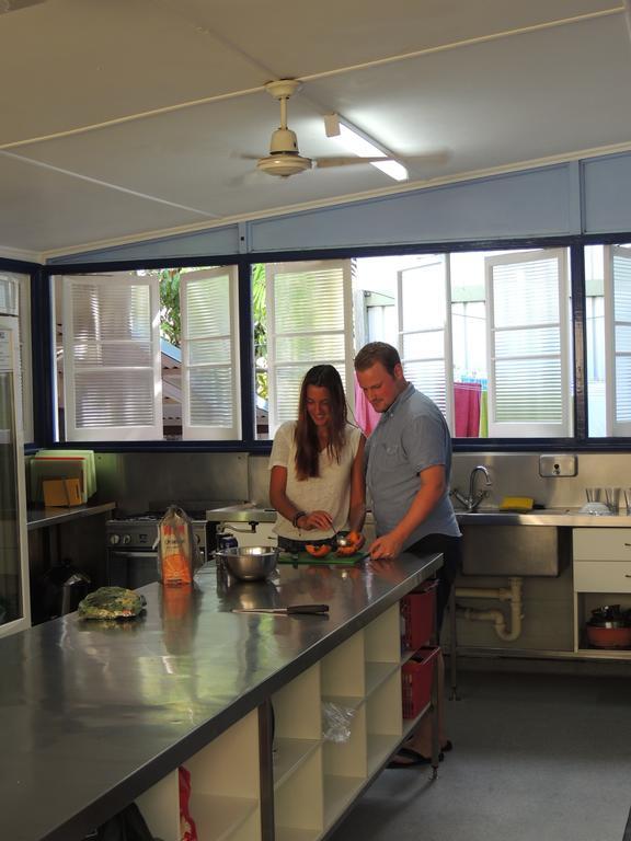 Reef Lodge Backpackers Townsville Extérieur photo